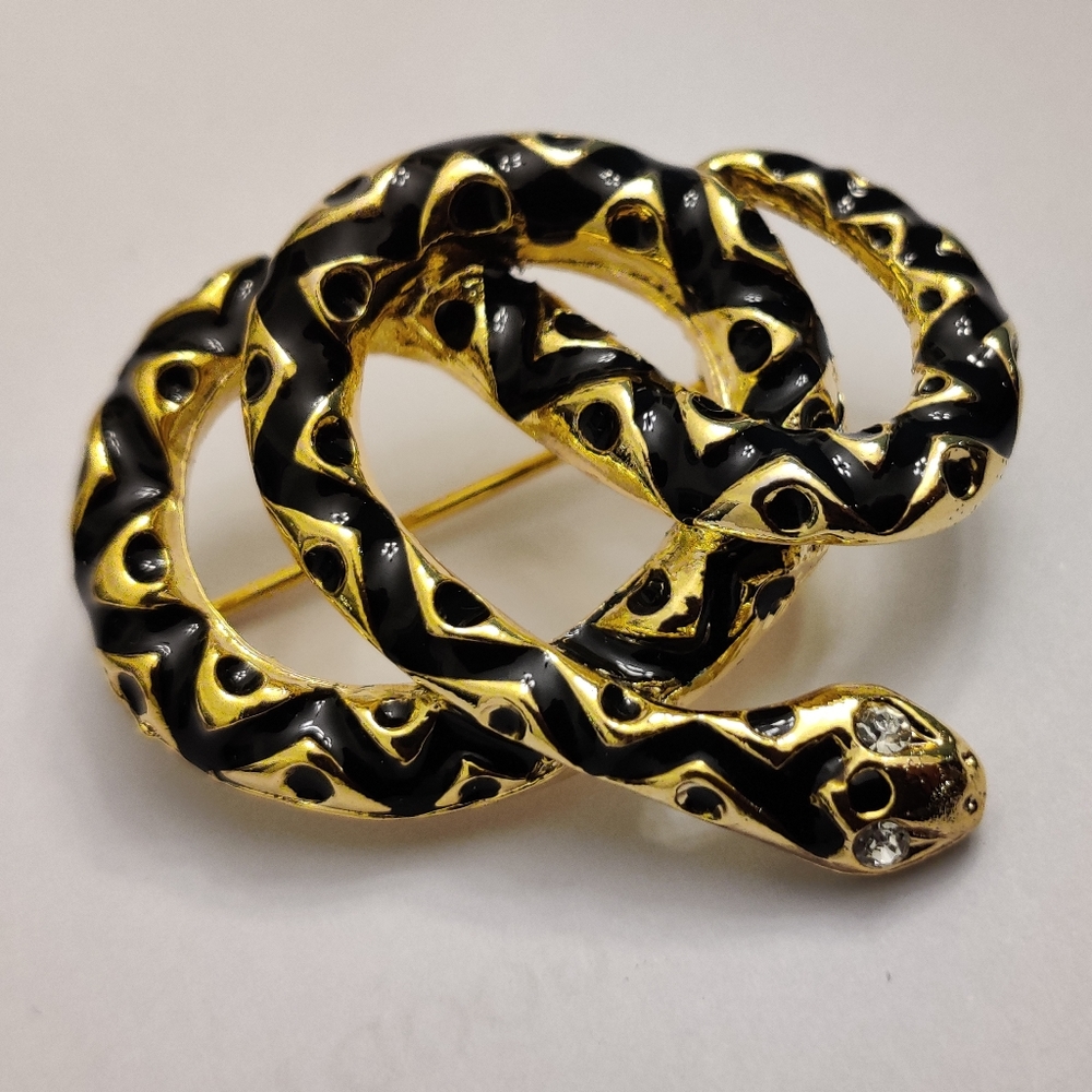 Stunning wriggling serpent snake brooch